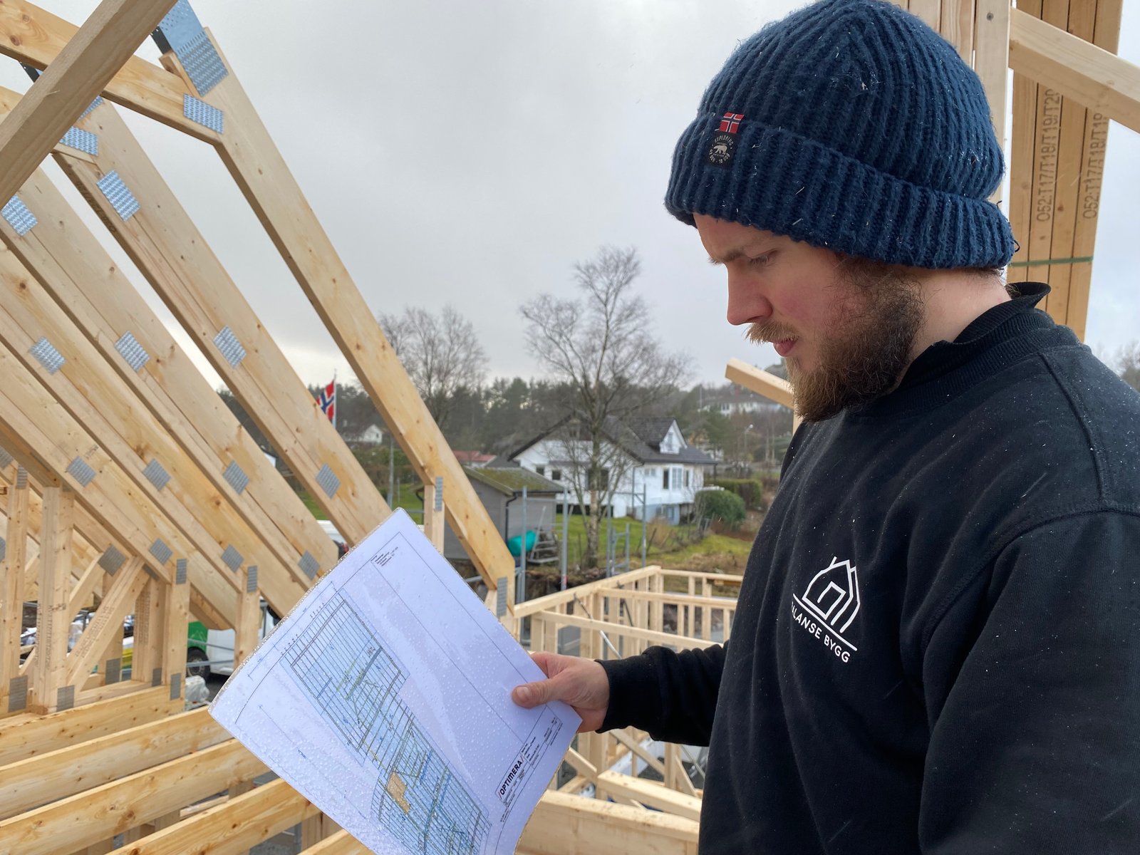 Daniel Malkenes Dahl studerer teikningar på byggjeplassen