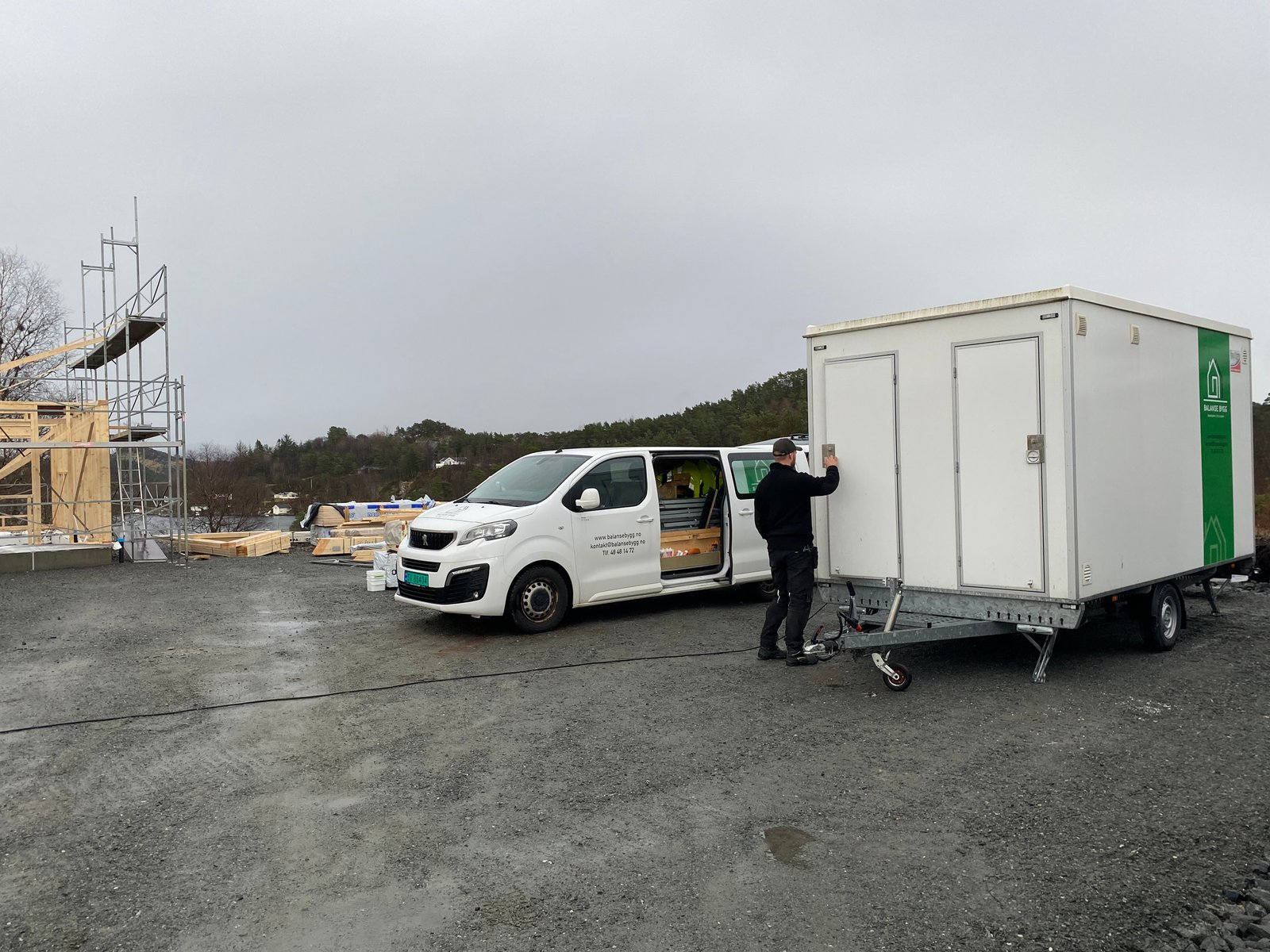 Balanse Bygg sin bil og brakkevogn på byggjeplass